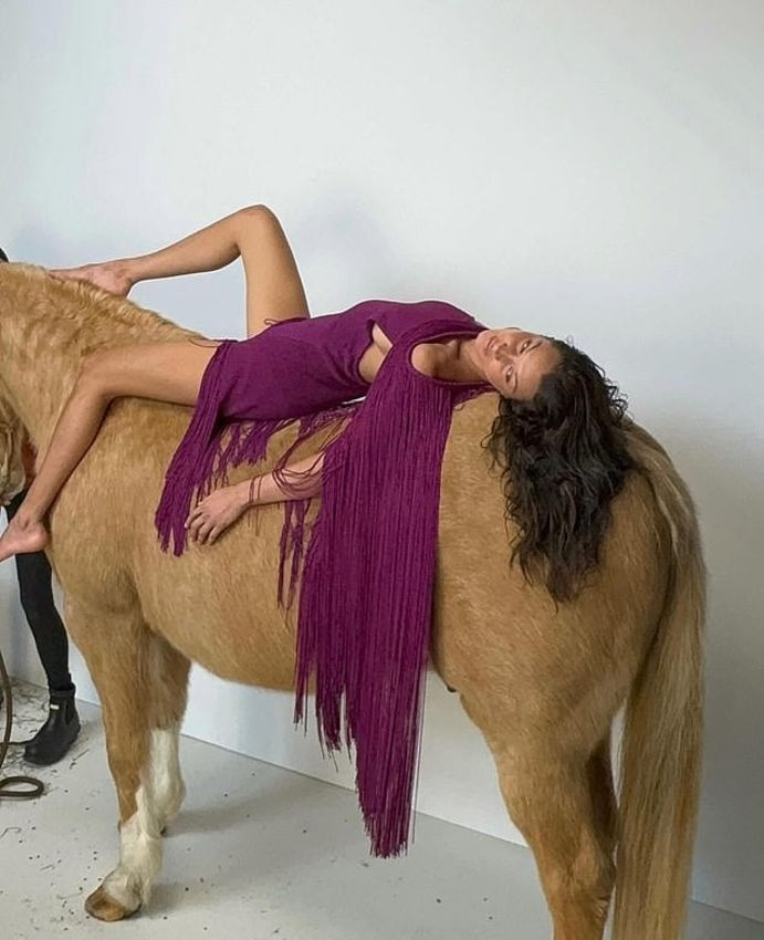 Bella Hadid'in at pozlarına tepki yağdı - Resim: 2