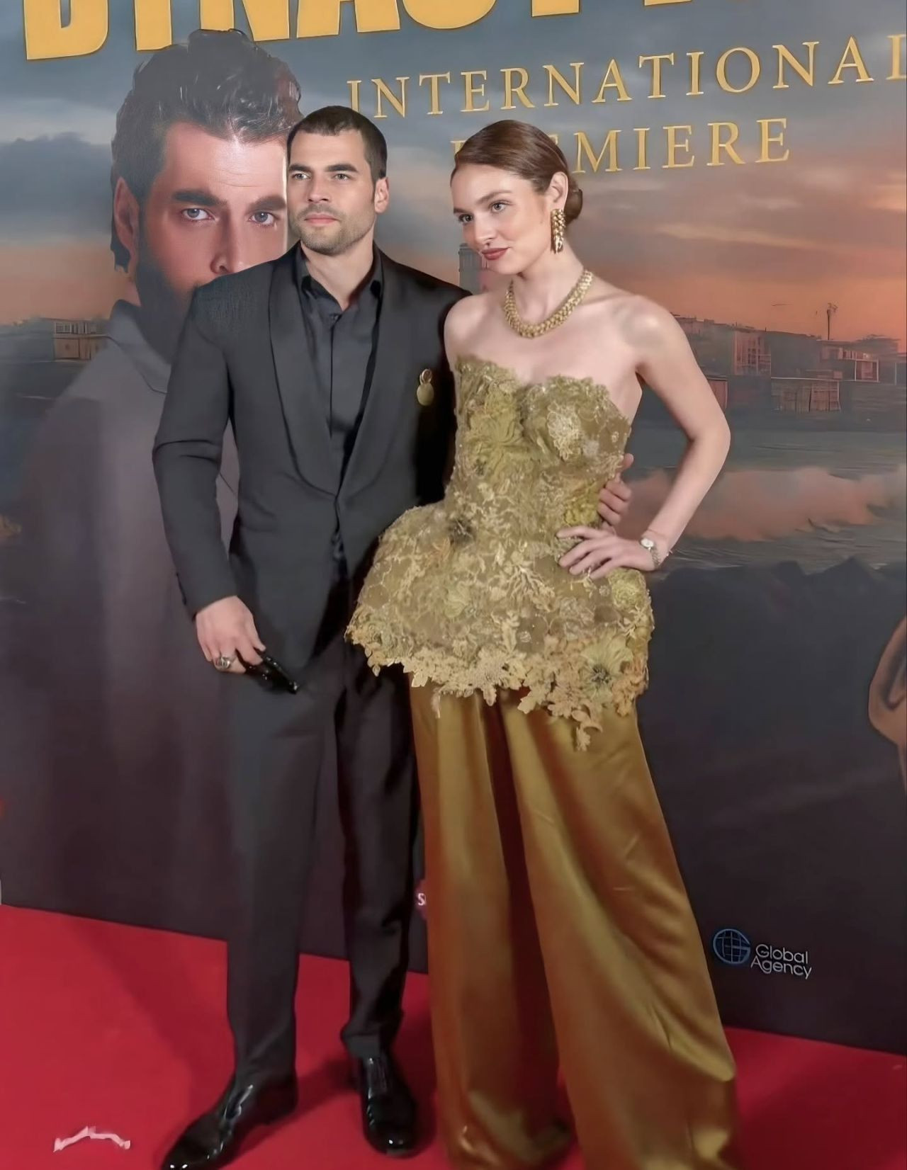 Cannes’da “Veliaht” rüzgârı! Akın Akınözü dedesinin madalyasıyla onurlandırdı - Resim: 3