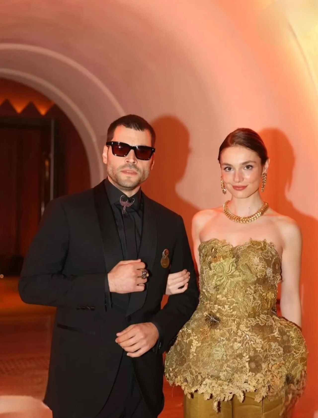 Cannes’da “Veliaht” rüzgârı! Akın Akınözü dedesinin madalyasıyla onurlandırdı - Resim: 2